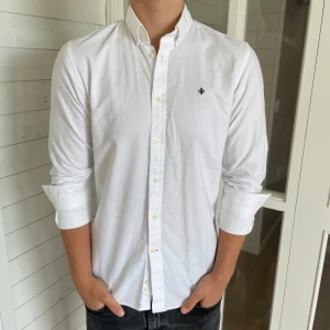 Morris skjorta - Säljer denna riktigt snygga vita Morris skjortan, den är i mycket bra skick utan några defekter, Storlek M, hör gärna av dig vid frågor!