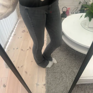Grå bootcut jeans - Säljer ett par grå bootcut jeans från Only. Midwaist i storlek XS 32 Kontakta mig för fler bilder eller köp💕💕
