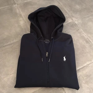 Ralph Lauren zip hoodie GE PRISFÖRSLAG  - Skick: 10/10 | Storlek: XS | Passar perfekt för dig som är 165-175 | Nypris: 2195 | Mitt pris: Ge prisförslag | Köpt på Zalando | Kvitto finns | Hör av er vid frågor. 