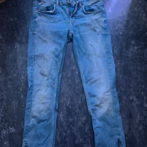 Blå jeans Kristen från Perfect Jeans - Säljer ett par blå jeans från Perfect Jeans, modellen Kristen. Jeansen har klassisk femficksdesign, dragkedja och knapp framtill samt smal passform. Snygga detaljer med synliga sömmar och dragkedjor vid bensluten. Perfekta till sneakers eller boots.