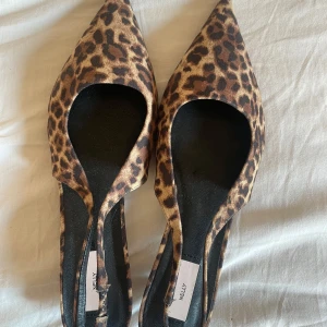 Klackskor Nelly - Oanvända klackskor från Nelly med leopardmönster i storlek 39