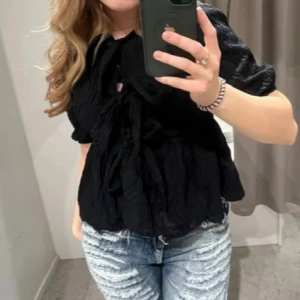 Svart knytblus - Superfin svart blus / topp från Gina tricot, endast använd ett fåtal gånger så i superfint skick💕💕Helt slutsåld 🥰