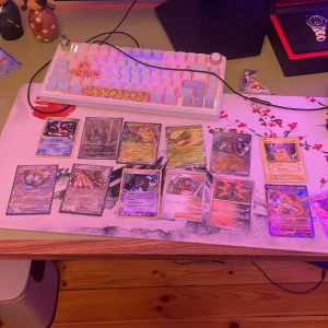 Pokémonkort - Blandad samling med holo och EX - Sååååå vi får komma över ett pris på det eller de korten du vill ha. Cool samling Pokémonkort med flera holo, EX och V-kort! Perfekt för dig som vill boosta din lek eller börja samla. Här finns favoriter som Pikachu, Palkia, Lycanroc EX och många fler – både på engelska, japanska och spanska.