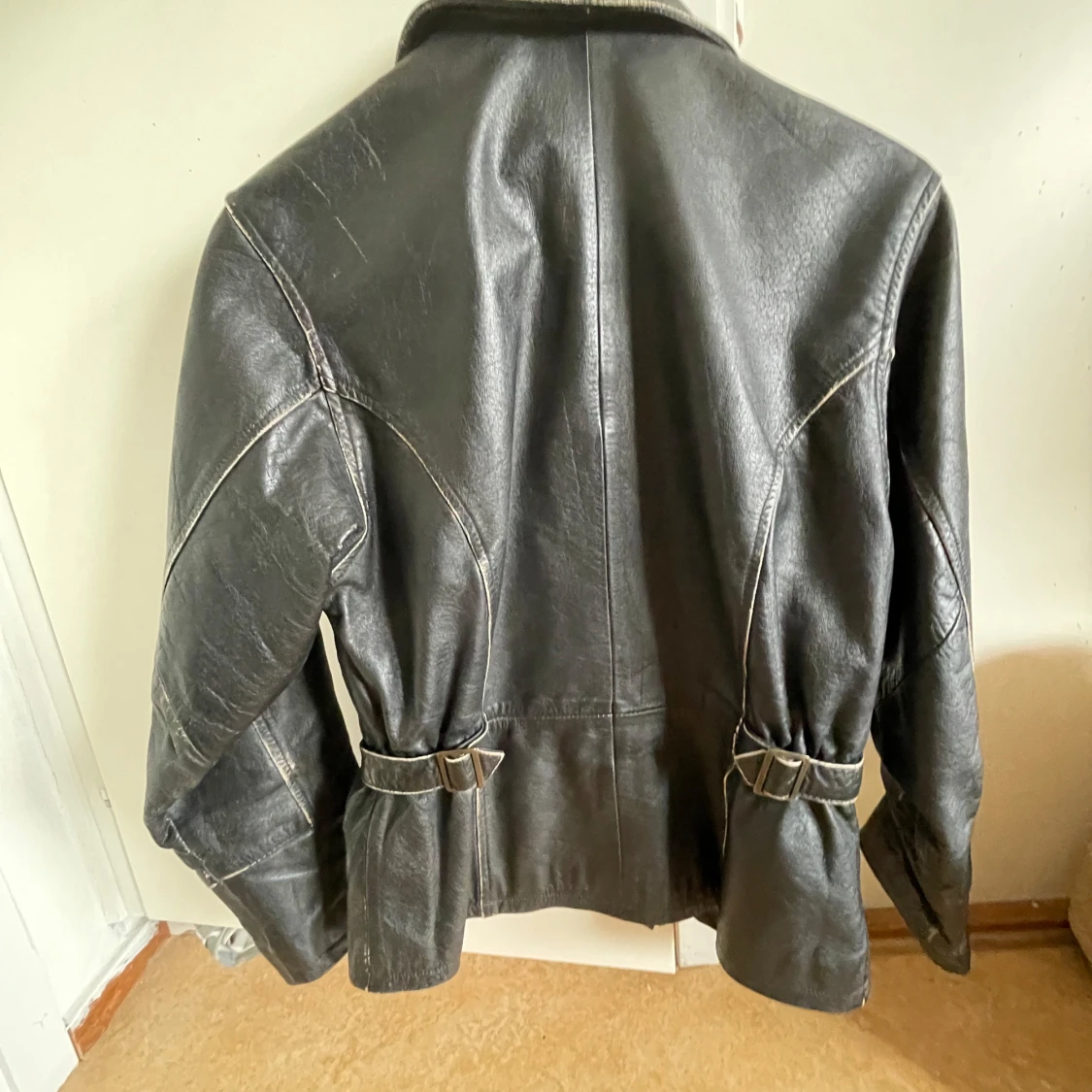 Svart skinnjacka med bälte - 1