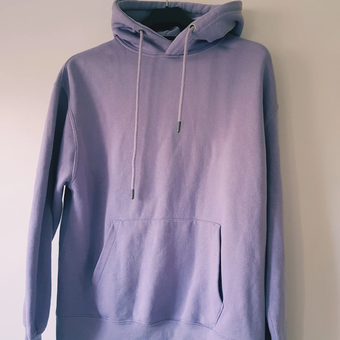 Ljuslila hoodie från Pull&Bear