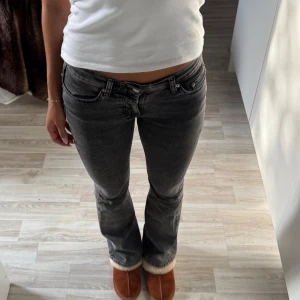 Gråa bootcut jeans låg midja - Snygga gråa jeans med bootcut passform och låg midja. Sitter som en xs är i storlek 32! Bra sick använda vid fåtal tildällen 