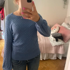 Blå stickad tröja med prickigt mönster  - Säljer en blå stickad tröja med prickigt mönster och breda muddar som passar perfekt till skolan💗