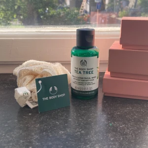 The Body Shop Tea Tree ansiktsrengöring - Tea Tree Skin Clearing Facial Wash från The Body Shop, 60 ml. Kommer i en grön plastflaska med svart lock. Innehåller tea tree-olja från Kenya, perfekt för dig som vill ha en fräsch och djuprengörande känsla. Passar blandad och oren hud. Enkel att använda i din dagliga hudvårdsrutin. Den kommer med en ansiktsskrubb.