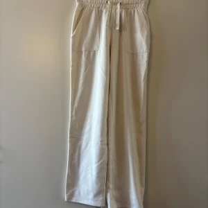 Beige mjukisbyxor med snörning - Oanvänd 