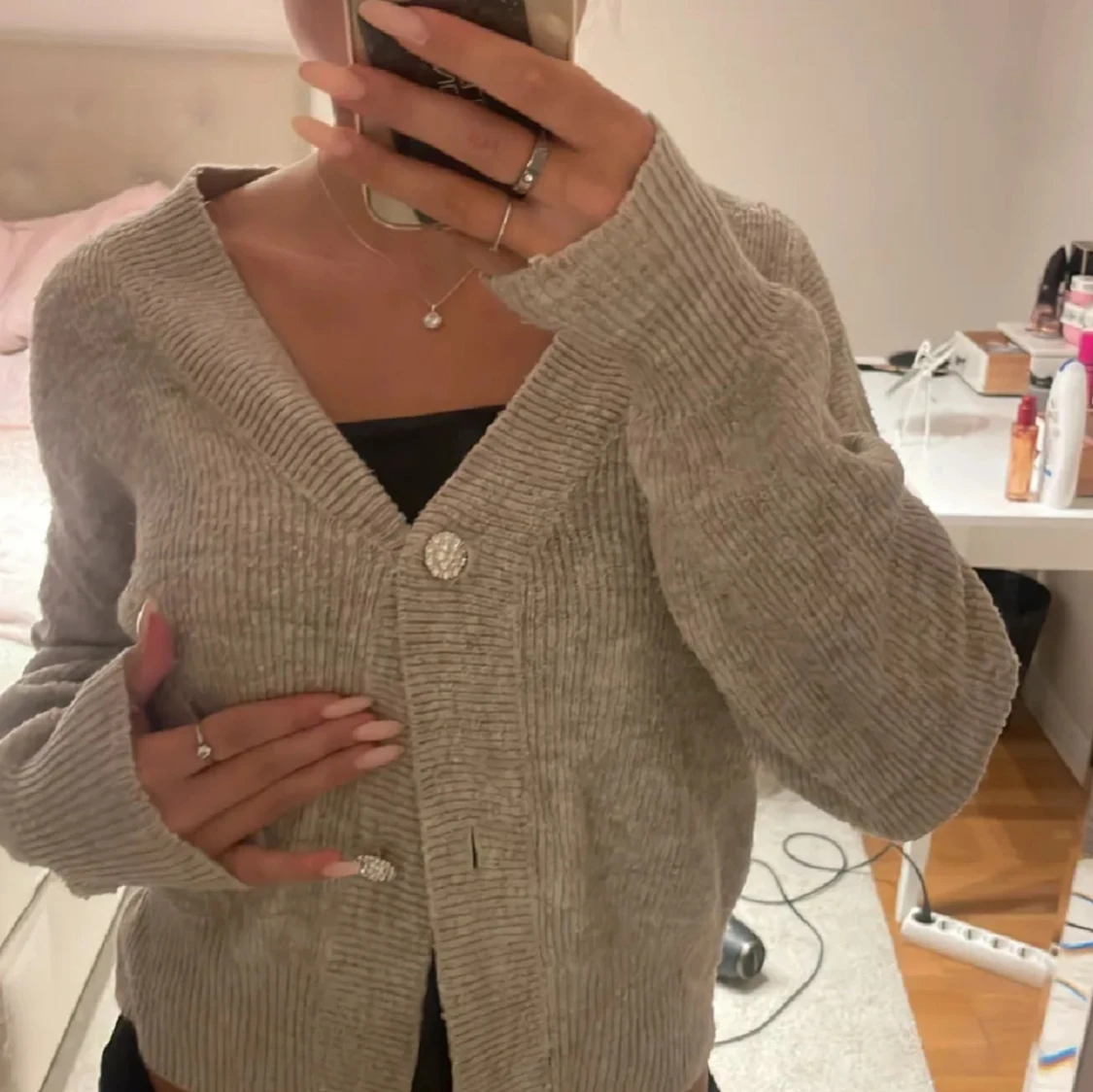 Beige stickad kofta med glittriga knappar