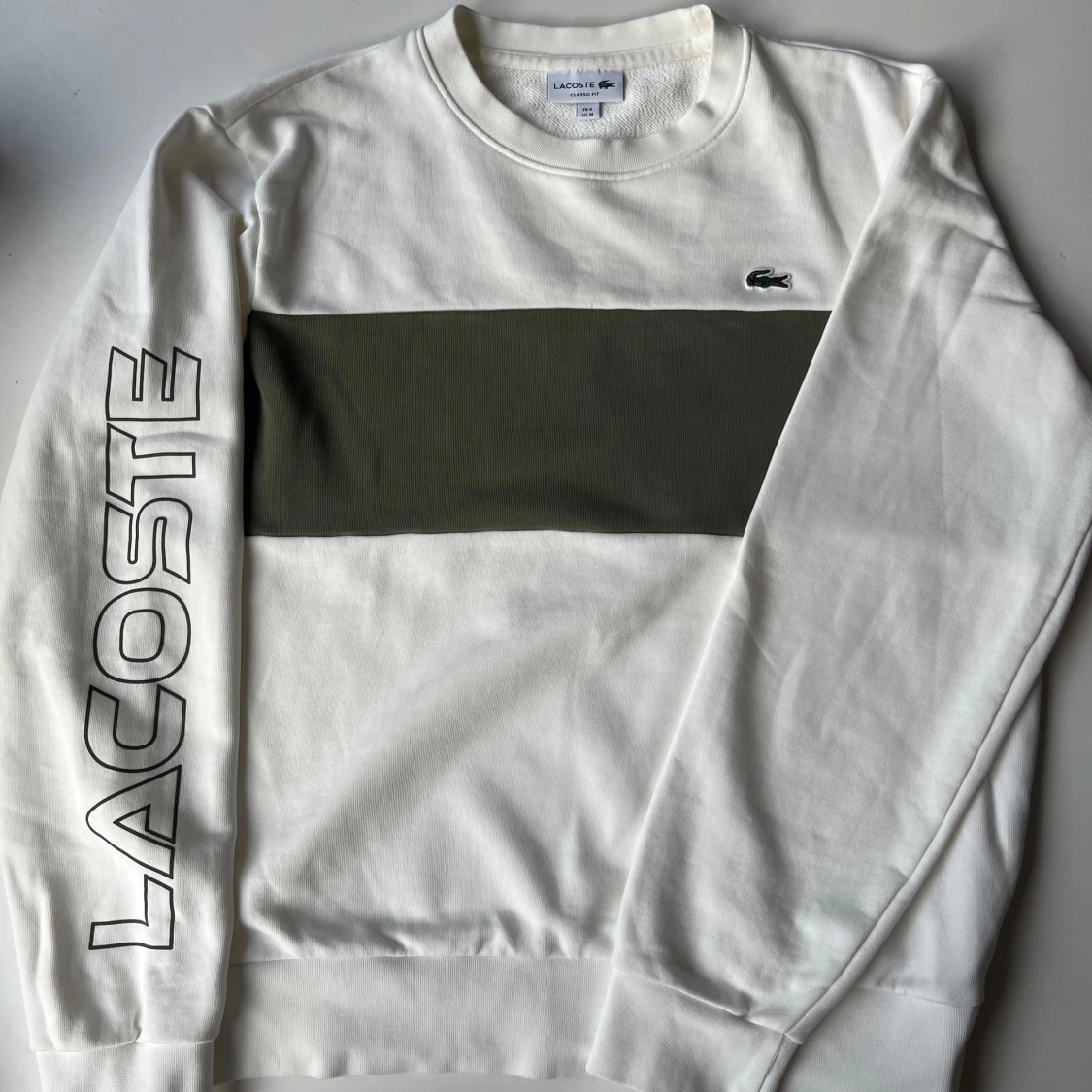Vit sweatshirt från Lacoste med logga