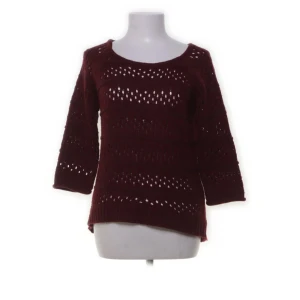 Vinröd trekvartsärmad stickad tröja - Såå snygg vinröd trekvartsärmad stickad tröja med coola och unika hålmönster på framsidan och ärmarna! Perfekt nu till hösten!🦔🍁🍂