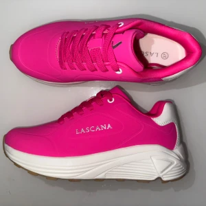 Helt Nya Lascana Skori färgen Fuschia  - Outletfynd i nyskick! Aldrig använda. Den medföljer med kartong, men snabb leverans 🚀