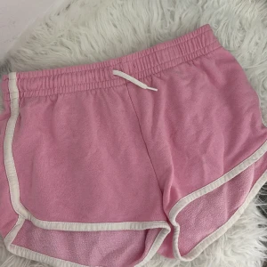 Sött rosa shorts, storlek 13-14 år! Ganska slitet  - Fint rosa shorts, perfekt för sommaren! Bekvämt material. Storlek 13-14 år. Lite slitet, men fortfarande användbart. Perfekt för lek och bus!  #rosashorts #barnkläder #sommarkläder #storlek1314 #secondhand #barnmode #fynd #lekkläder