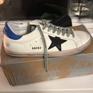 Golden Goose vita sneakers med blå detalj - Golden goose skor i strlk 43 men passar 42, nyskick och unika skriv gärna om du har några frågor, dustbag finns