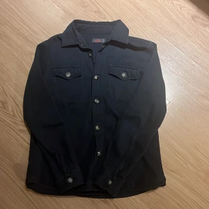 Morris overshirt  - Marinblå overshirt från Morris i storlek XS. Riktigt fet men är tyvärr för liten för mig. Den är som helt ny, skriv för fler bilder eller frågor