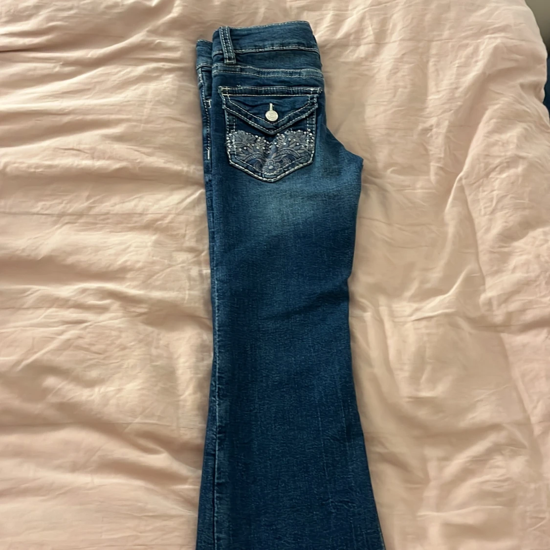 Blåa bootcut jeans med detaljer💕 - 1