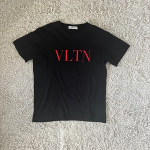 Valentino t shirt - Valentino t shirt || Riktigt fint skick kanske använd runt 5 gånger || Hör av dig vid fler bilder eller frågor || Storlek M ||