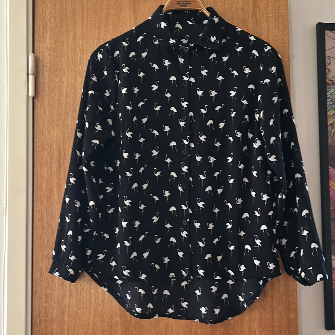 Svart skjorta med flamingomönster