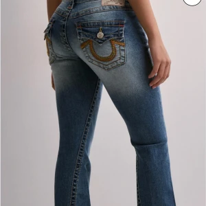 True Religion blå bootcut jeans - Säljer ett par blå jeans från True Religion med bootcut passform och låg midja. Väldigt bra skick. Pris kan diskuteras 💕