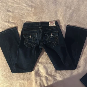 Vintage True Religion jeans lågmidjade bootcut - Så snygga mörkblå vintage lågmidjade bootcut true religion jeans köpa i Tokyo!! 🫶🫶