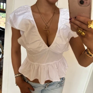 Vringad volangtopp  - Söt vit vringad volangtopp! Jag är 168 och det är mina bilder, köp via köp nu direkt eller Swish, kvar tills markerad som såld 💖 