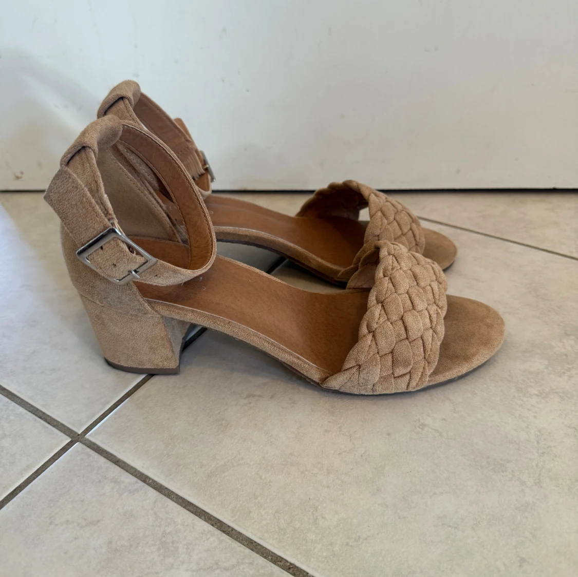 Beige mockasandaler med flätad rem