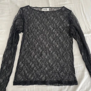 Långärmad spetstopp - Långärmad tröja helt i spets i toppen skick!