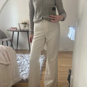 Zara vita byxor, storlek S - Vita byxor från zara, har tagit bort lapparna men dem är storlek S, benlängden är uppsydda Midja 35 Innerbenslängd 80