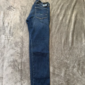 Replay Anbass Hyperflex jeans blå -  Tjena! säljer ett par Snygga Replay Anbass Hyperflex jeans! W29 L30 modellen är i slim fit , sjukt snygga inför höst och vinter , passar till allt, skick 9/10. Hör av er vid fler frågor eller funderingar. Mvh
