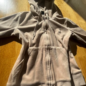 Juicy Couture zip up - Säljer en beige hoodie från Juicy Couture med huva och snören !💞Den är knappt använd, pris går att diskutera!!💞