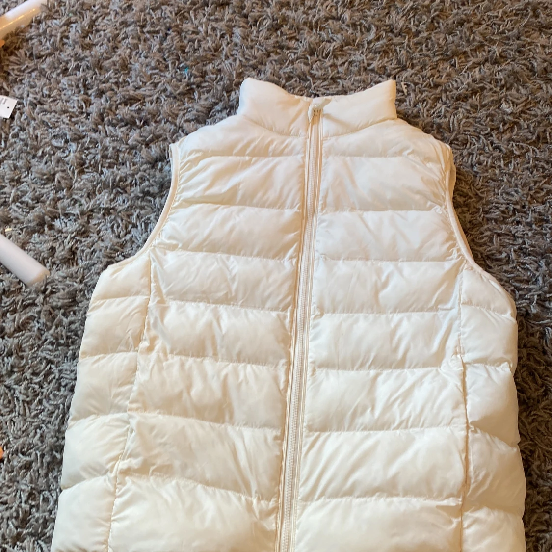 Vit dunväst från Uniqlo