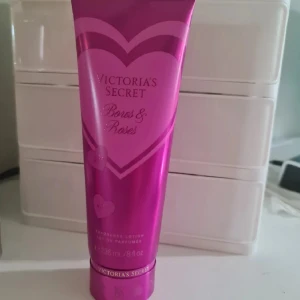 Victoria's Secret Bows & Roses lotion - Limited edition Valentine's Day Collection Bows & Roses från Victoria's Secret. Fragrance lotion i en snygg metallicrosa tub med hjärtdetaljer, 236 ml. Doftar som färska buketter och kärleksbrev. Vegansk formula och färgämnesfri. Helt ny och oanvänd 
