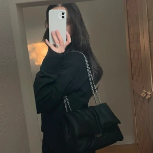 Svart väska  - Säljer min superfina svarta väska i skinnimitation! Enbart använd ett fåtal gånger så i nyskick! Bandet är justerbart så väskan går att bäras både crossbody och som på bilden🫶🏼