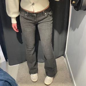True religion jeans - Ett par jättesnygga bootcut jeans från true religion😍 modellen Joey low rise flare. Jeansen är långa i benen, skriv för mått eller fler bilder❣️