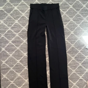 Kostymbyxor straight  - Raka kostymbyxor från Indiska i storlek xs. Knappt använda i super bra skick 🩷 nypris ca 700