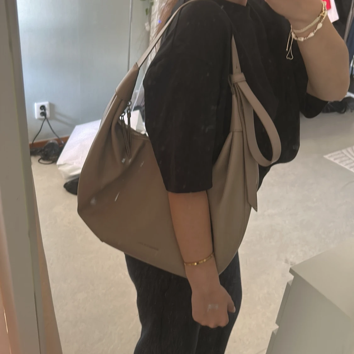 Beige axelväska från Charles & Keith