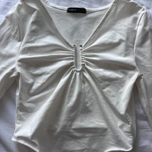 Vit strechig tröja  - Vit strechig tröja. Känns som XS-S