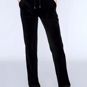 Svarta juicybyxor  - Säljer nu mina svarta juicy då de ej kommer till användning. Byxorna har använd ca 5 gånger men plumparna på snörena har ramlat av efter för aggressiv tvätt. 