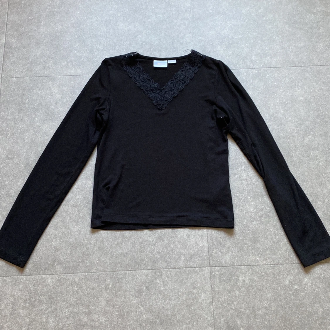Svart långärmad topp med spets 