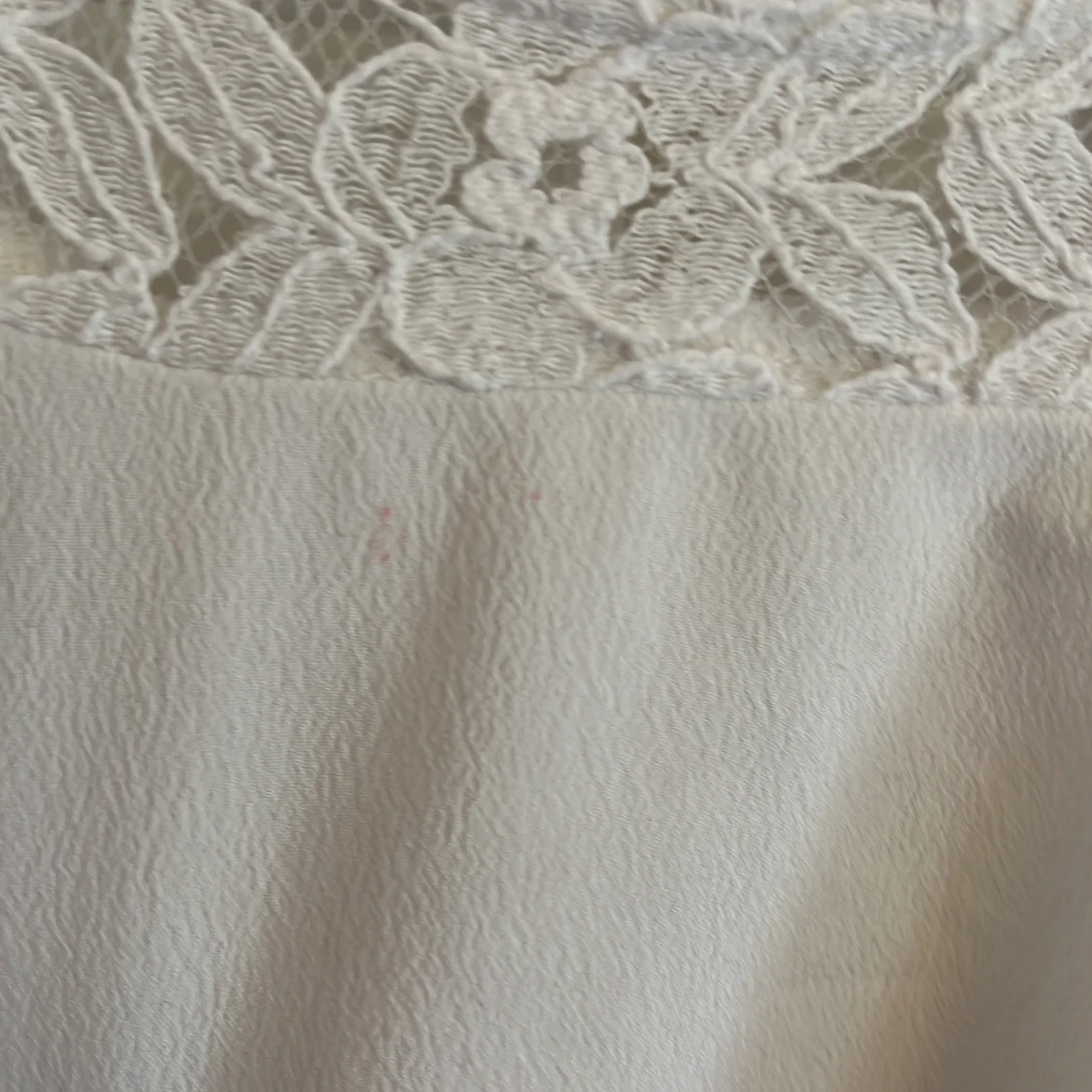 Söt vit blus med spets och volang❤️ - 2