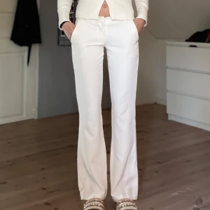 Vita lågmidjade kostymbyxor från Bikbok - Varsamt använda‼️Materialet är mjukt och känns bekvämt mot huden, perfekt för en clean och fräsch look. Passar dig som gillar stilrena och trendiga outfits!