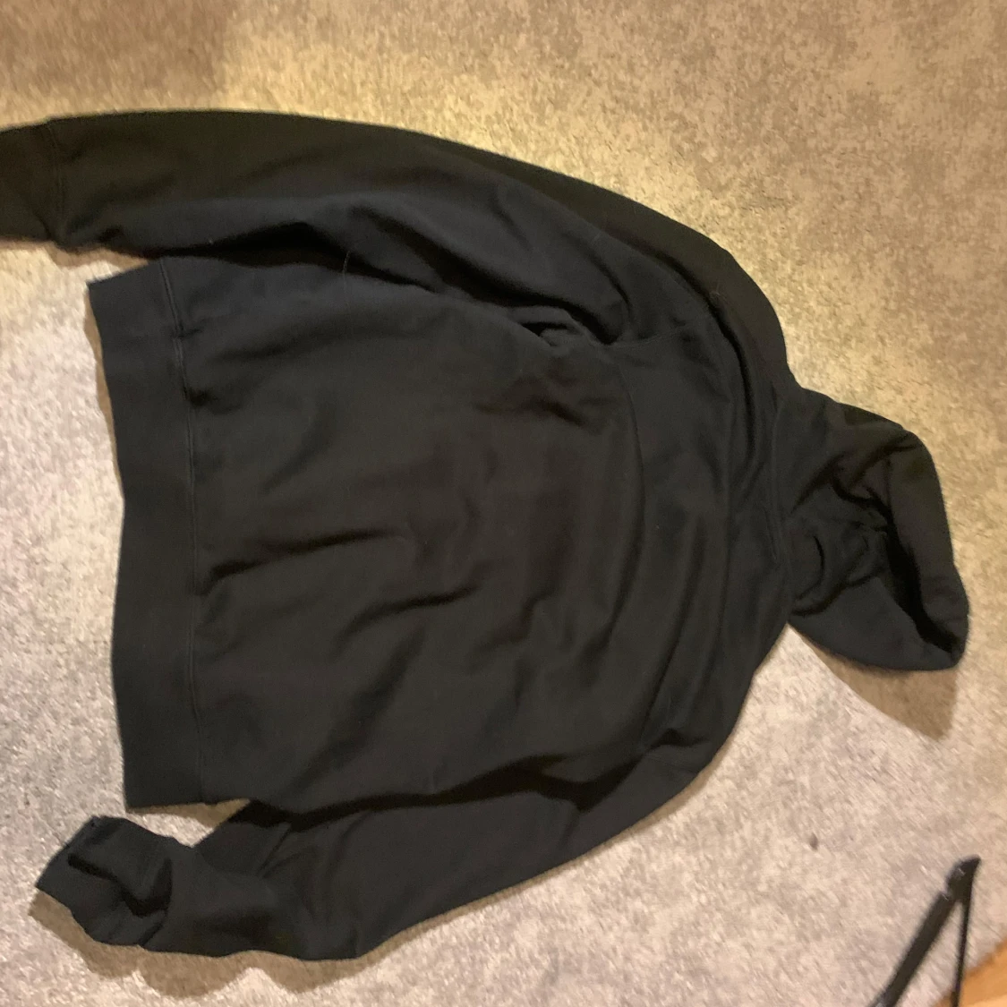 Svart hoodie med huva och ficka - 1