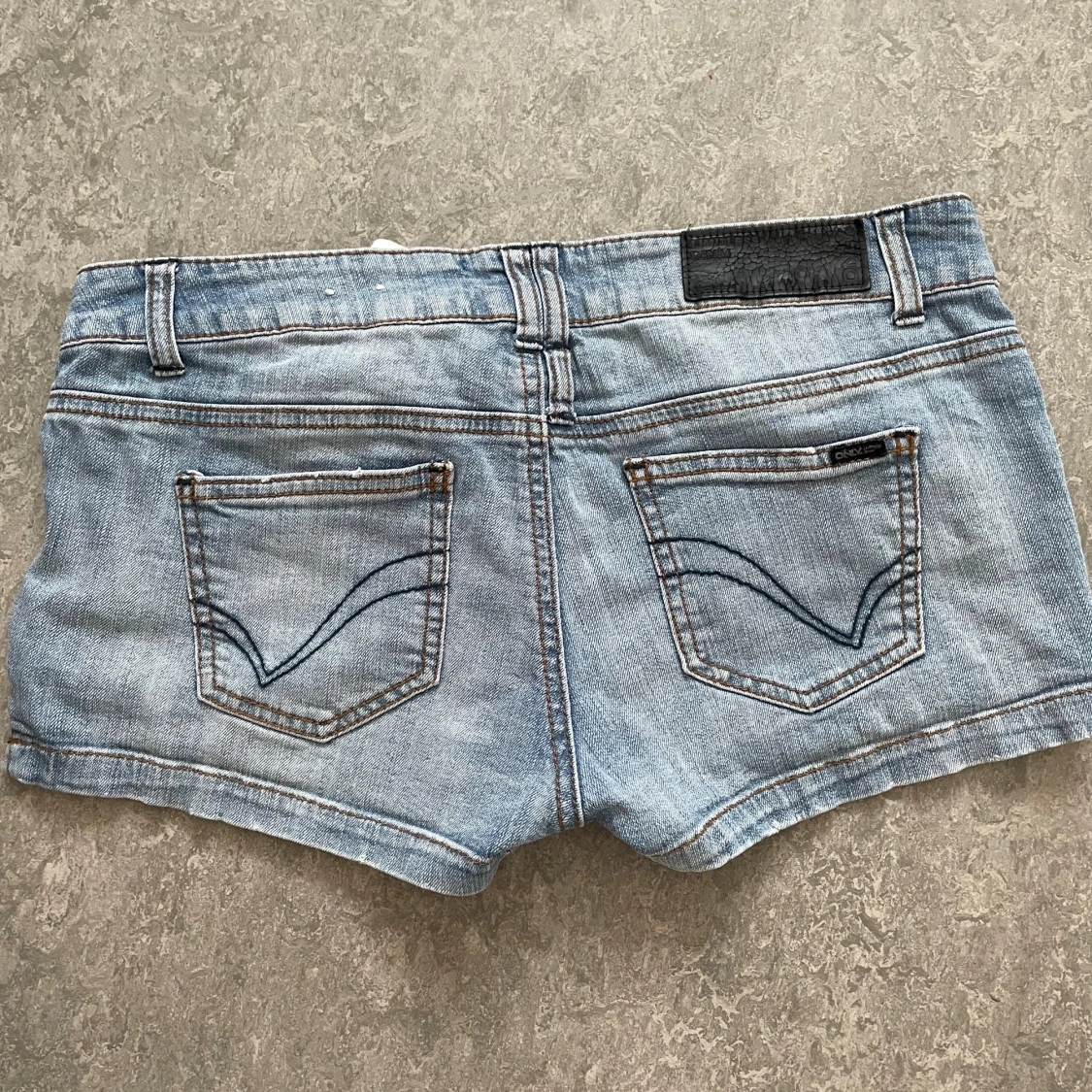 Blå jeansshorts från ONLY W29