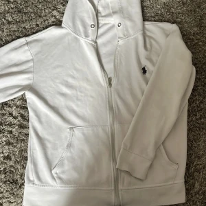 Vit zip hoodie från Polo Ralph Lauren🙌✅ - Säljer en clean vit zip  hoodie från Ralph Lauren med dragkedja och huva.  Den är riktigt snygg och är i storlek S🤩🙌✅