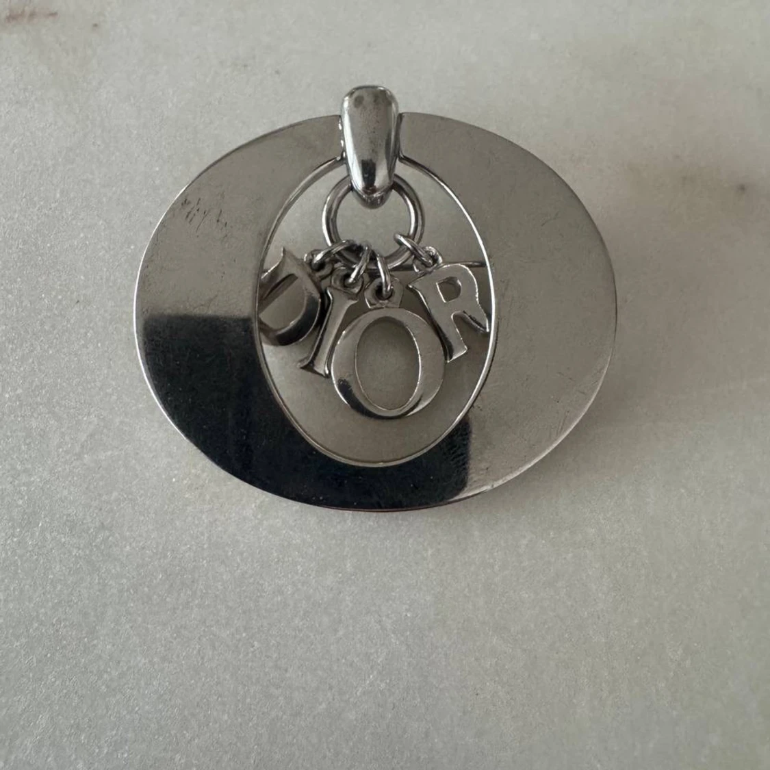 Silverfärgad brosch från Dior - 4