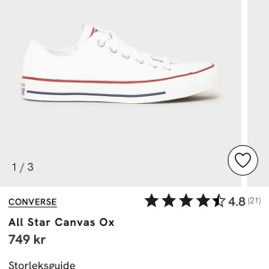 Låga converse - Vita låga converse, använda fåtal gånger, inga defekter förutom att dom skulle behöva tvättas, inga fläckar 