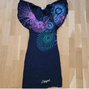 Klänning - Tunika/klänning från Desigual i storlek XS. Den är i fint skick, kan fraktas men köparen står för frakten 💕
