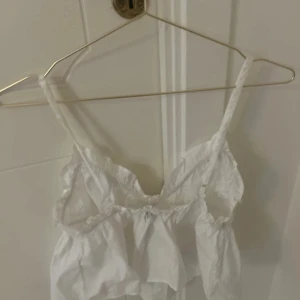 Vit croppad linnetopp med knyt - Söt vit croppad linnetopp med tunna axelband från Gina Tricot som inte passar mig längre storlek xs