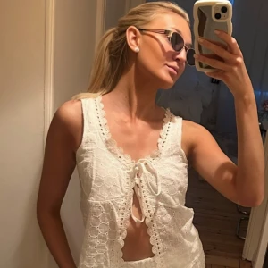 Vitt Set spets ifrån boohoo - Båda delar! Använd 1 gång! Inte exakt samma mönster men jag tycker det passar ihop! Båda är ifrån Boohoo! Passar en S/36 i båda delar! Spets. 300 för båda ! 